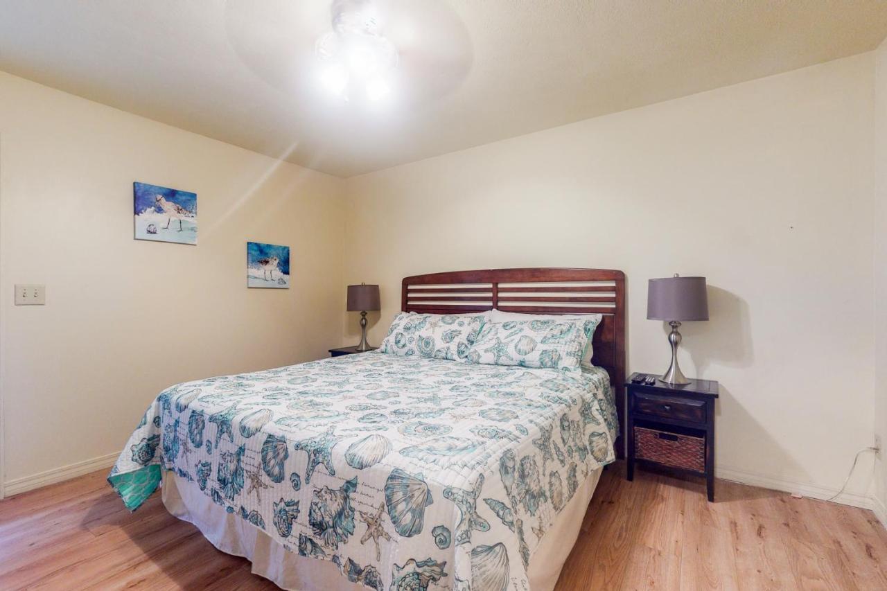 Gulf Breeze Aglow Holiday home *